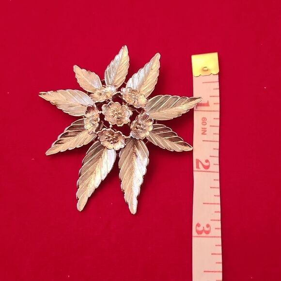 Vintage Signed Monet Silver Plated Flower Brooch Pin - Picture 3 of 3